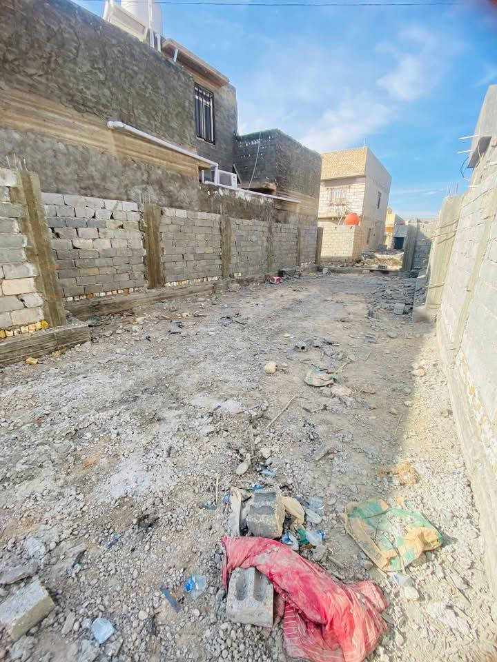 سلام عليكم قطعه ارض للبيع مساحته  اكثر من 140 مكانه بابل ابو خستاوي شارع سيد علي  وبيه سياج سعره 15وبيه مجال سند 25تتحول بسمك الرقم ***********متواجد واتساب همين
