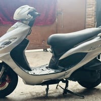 وبركاته  دراجه كامكو V2 موديل 2013 فحل نكره سلف وكهربائيات شغاله ومكين...