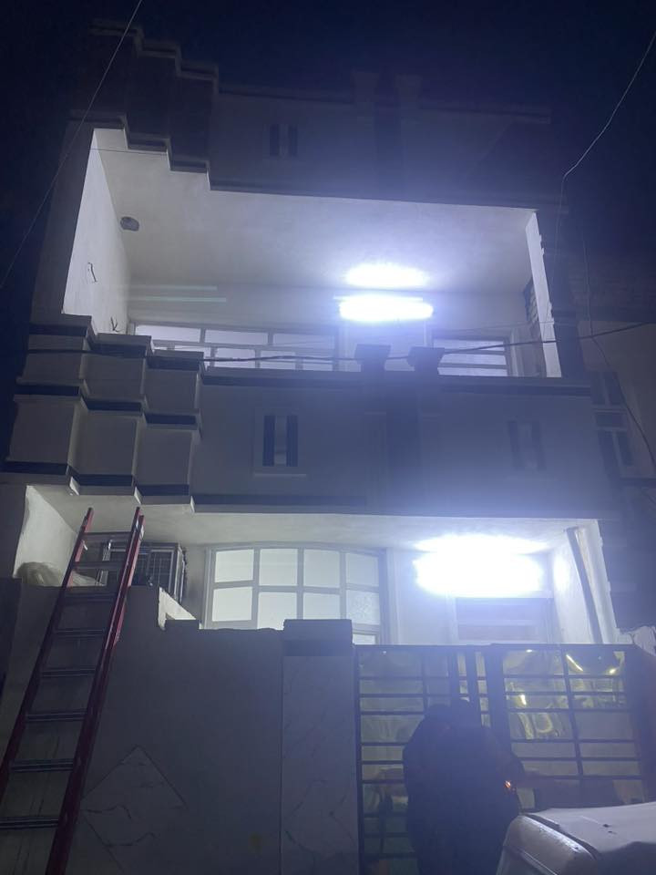 السلام عليكم بيت في الزعفرانيه زراعي دور الشرطه ليجاي من السده بشارعين فرع العلويه سند 25 البيت يحتوي عل طابقين غرفه فوك وغرفه مكامله 2 وسطح كبير 
الطابق الاول استقبال ومطبخ وصحيات طرمه كبيره وترك 
سعرر البيت خاص او الاتصال عل رقم *********** 
البيت 50 متر ح
