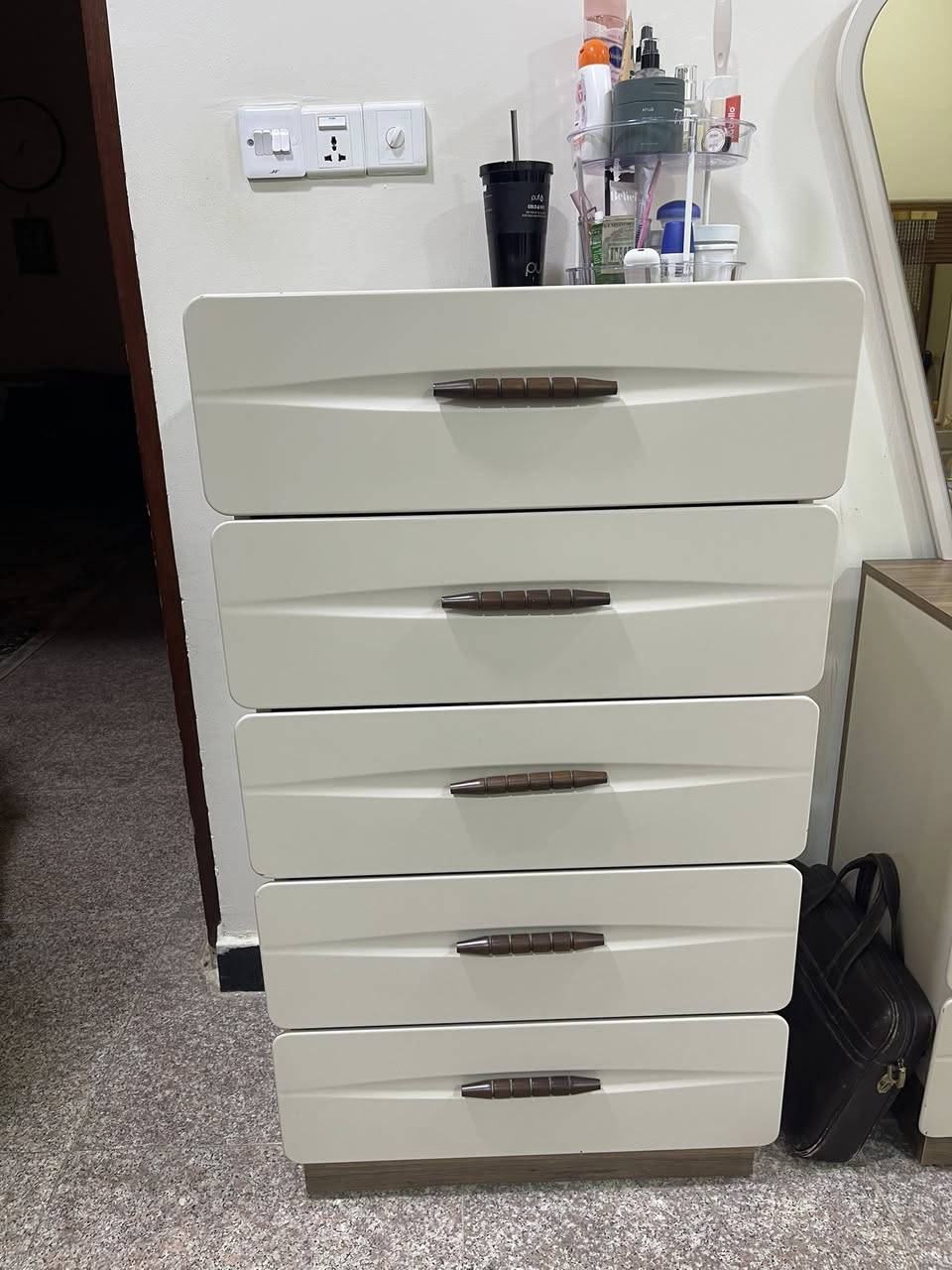 غرفة منام حديثة ٩ قطعه 
نظيفه جداً 
1,500,000 
البصره***********
