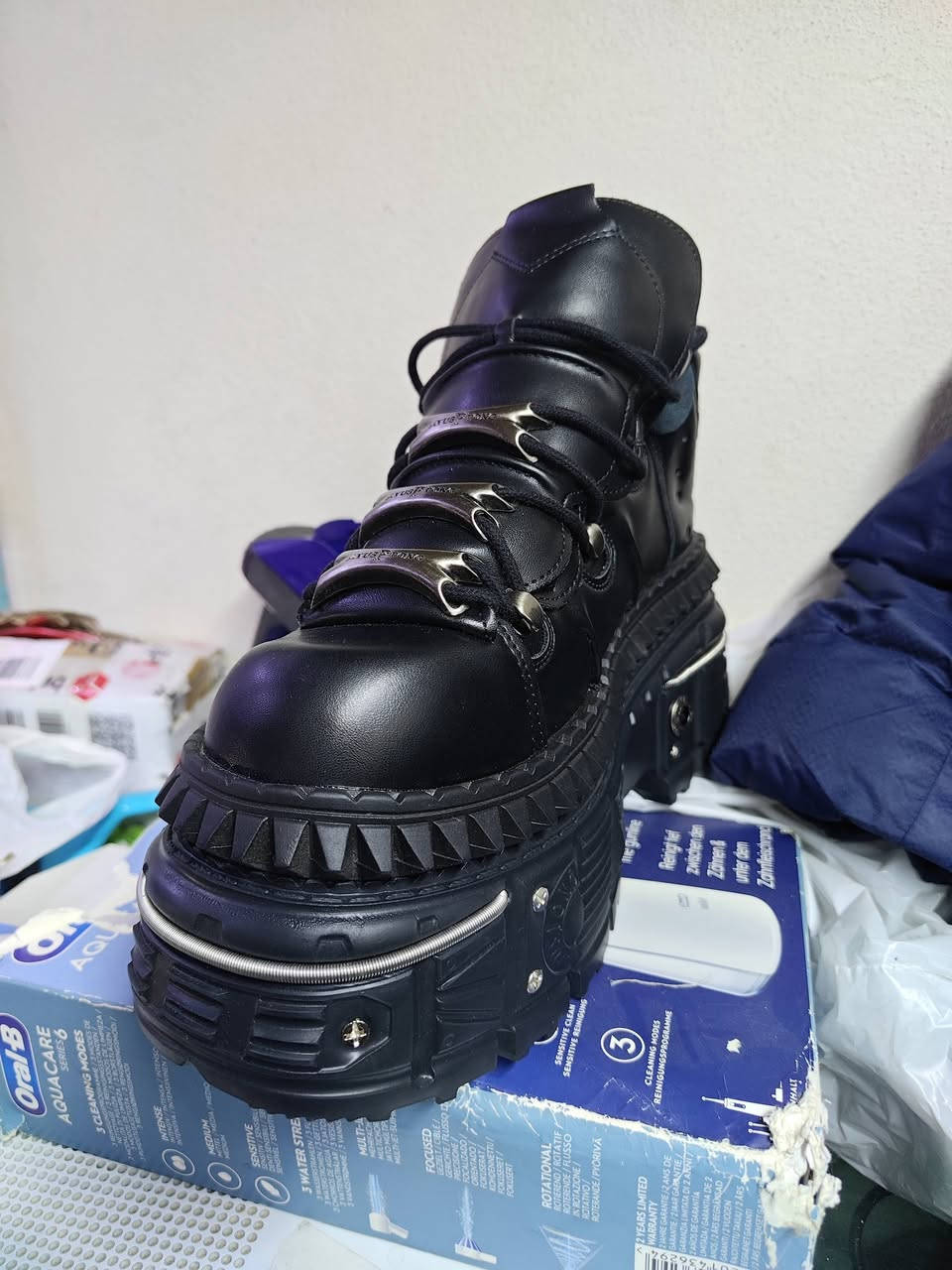 هذا الحذاء من ماركة AYUSTONG بتصميم "Punk/Gothic


**إذا كنت صاحب هذا الإعلان وتريد حذفه لأي سبب، رجاءا أرسل رسالة إلى الدعم الفني**