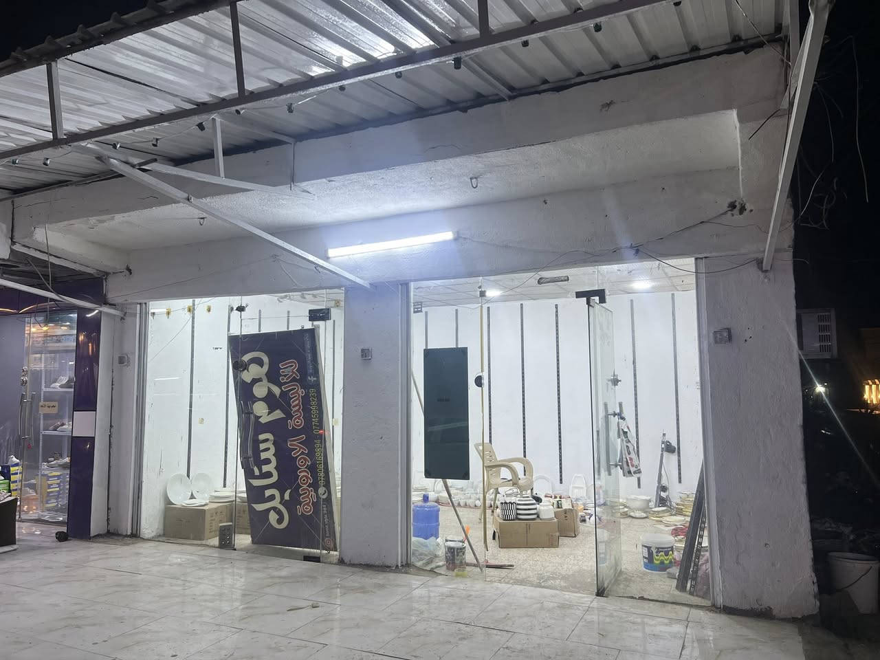 محل للبيع في موقع تجاري مهم في شارع الصياغ مجاور ابو ضحى الخياط قرب سنتر عطيه ركن يحتوي على البضاعه الموضحه في التصوير  فرفوري ومكيف للستفسار راسل الصفحه او اتصل على رقم ***********
