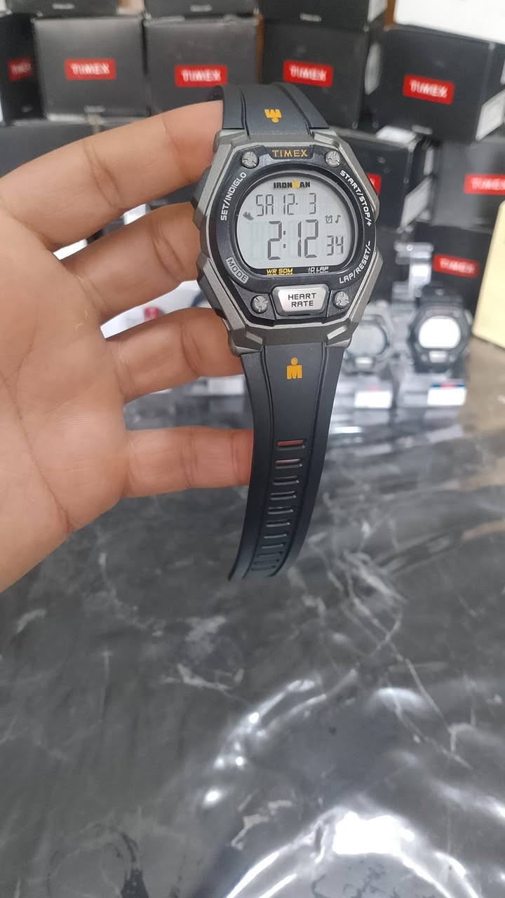 Timex Ironman Classic Heart Rate (HRM)
جديد وكالة مع العلبة والملحقات 
تتميز هذه الساعة بالعديد من المواصفات والميزات المصممة للرياضيين وأنماط الحياة النشطة. 
مراقبة معدل ضربات القلب: تتميز بميزة مراقبة معدل ضربات القلب والنشاط اليومي بسهولة اللمس. 
مقاومة الماء: مقاومة للماء حتى عمق 50 مترًا (160 قدمًا). 
الإضاءة الخلفية: مزودة بإضاءة خلفية INDIGLO لسهولة القراءة في الظلام. 
تتبع النشاط: تتضمن عدادًا يوميًا للخطوات والسعرات الحرارية والمسافة. 
الميزات الرياضية: تحتوي على كرونوغراف (ساعة إيقاف) مع ذاكرة لـ 30 لفة، ومنبه، ومؤقت تدريب. 
التصميم: تأتي بعلبة من الراتنج (حوالي 43 ملم) وحزام من الراتنج أو السيليكون الأسود المريح. 
البطارية: تعمل بالبطارية ولا تتطلب شحنًا يوميًا، مع غطاء للبطارية في الخلف لسهولة التبديل.


**إذا كنت صاحب هذا الإعلان وتريد حذفه لأي سبب، رجاءا أرسل رسالة إلى الدعم الفني**