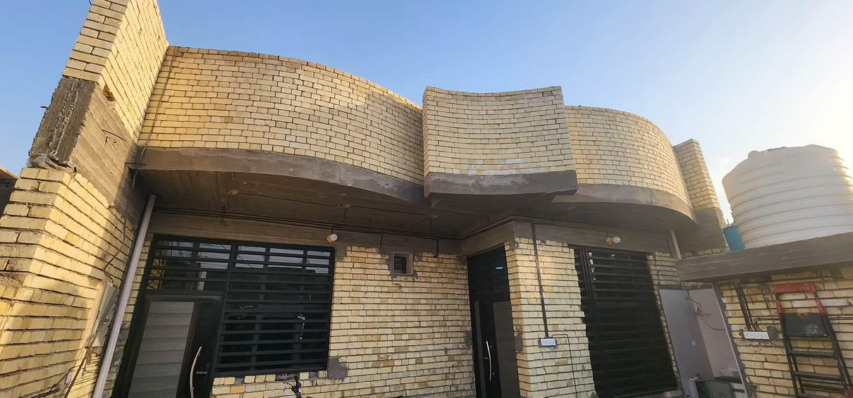 السلام عليكم بيت طابو صرف للبيع في الخمستالاف قرب شارع ستين مساحة 200 متر قياسات البيت
الأستقيال 7x4
صالة 6x5
غرف نوم عدد 2 قياس 4x4.5
مطبخ بارد 5x5 اضافة مطبخ حار 
كراج سيارة 
بيت جديد بناء 2026 
للأستفسار على الرقم *********** اتصال او واتساب موجود

