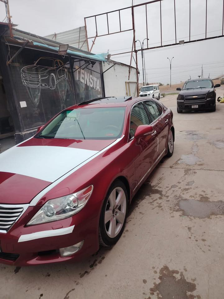 السلام عليكم لكزز ١١  اعلى مواصفات كفاله عامة من كلشي السيارة احلى من الصور وبدون نقص مساج كشنات تدفئة وتبريد كشنات بيبان شفط وجنطه شفط بردات كهرباء ثلاجة  مواصفات متخلص 
السعر ٨٧ وبي مجال قليل مكان السيارة بغداد 
***********
