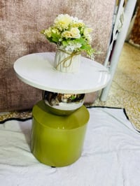 طاولة قهوة • مستديرة • تفاصيل كروية فضية