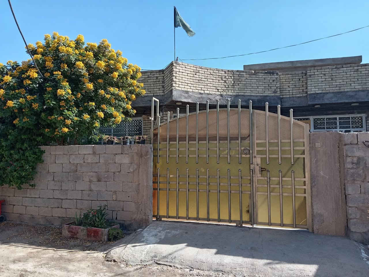 مساحه ٣٠٠ طابو صرف خريطه هندسيه جاهز من كل شي فقط الواجه ما مشتغلها ٢ غرف نوم   صاله ومضيف ومطبخ هوال  درج دوار حمامات خارج واداخل شغل درجه اولئ من سيراميك جدران ارضيه كاشي درج مغلف مرمرالعنوان قريه الرشايد استفسار اكثر ***********
