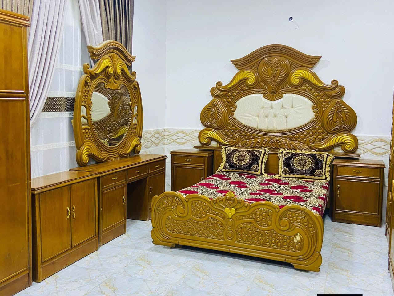 للبيع غرفة نوم توج خشب صاج عراقي نضيفه فول مستخدم سعرها 900 عنوان الرمانه البعبيد
وياها دوشك ونقل وشد مجاني مشدوده بالغرفه 
‏‪***********‬‏/
