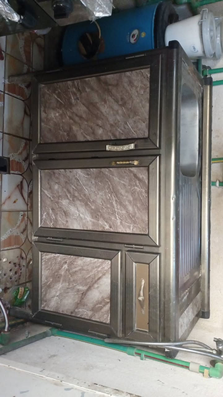 سنك نضيف 3بيبان +مجر سعره 60الف +صخان نضيف ما مستعمل هواي سعره50الف*********** مكاني الكراده +الجادريه
