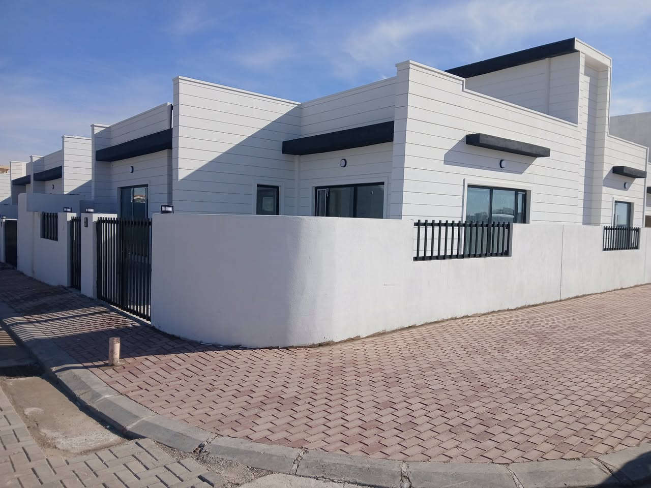 سڵاوئــەم خــانووە بــۆ فـرۆشـتن 
لـە پـرۆژە نـاوازەکەی کـەناری سـیروان 
مـاڵـی تـێنـەچــوە نـرخی زۆر گـوونجـاوە ڕووبەری 225م۲ دوو ژور نـوسـتنـن  دکـت و مـەغـریـبـیA9 / ڕووکنی گەورە لەسەر بـاخـچـەژ
***********
***********
