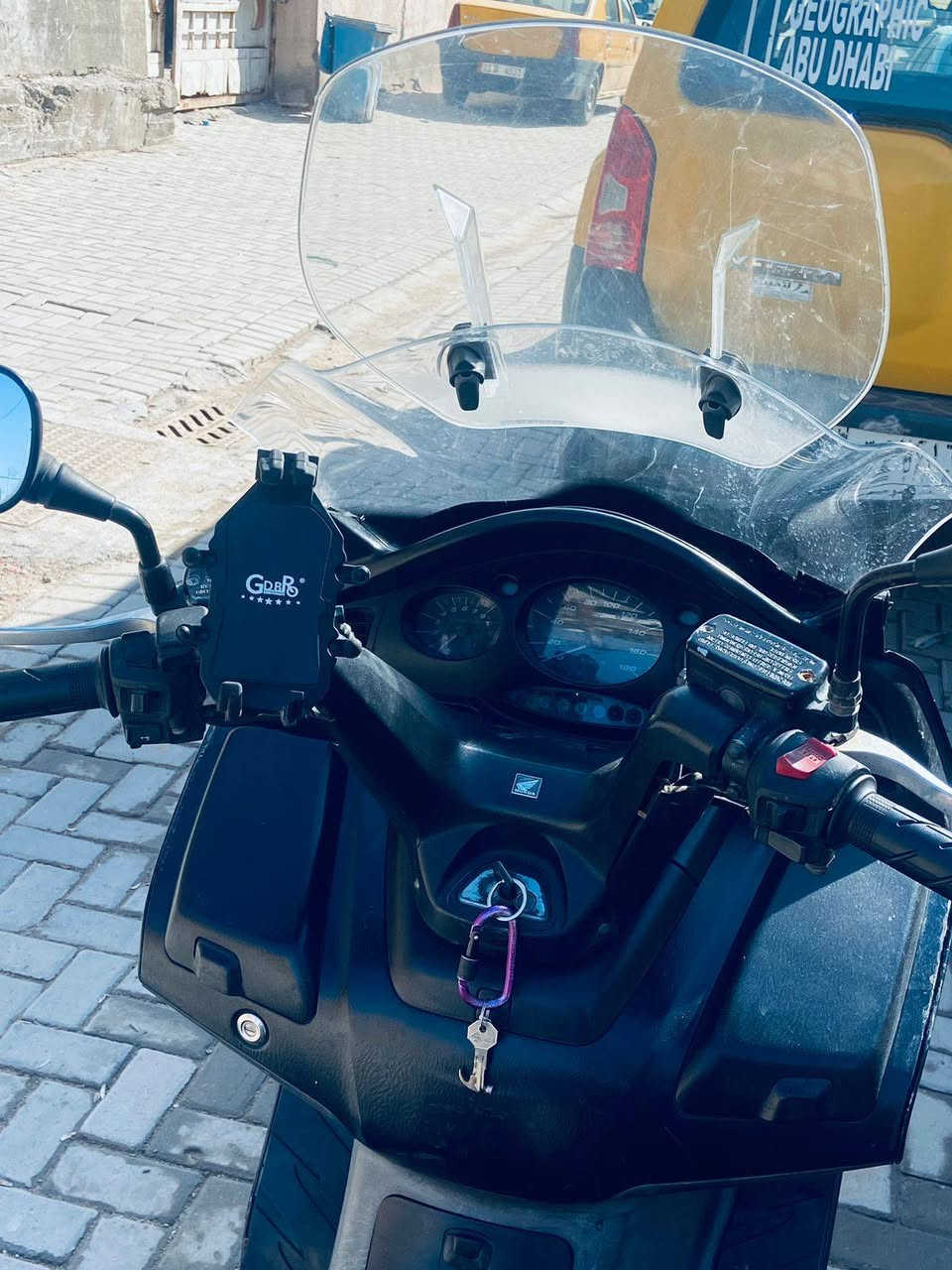 السلام عليكم 
سلفر ونج 400
(اوفر) 
(دشبول نفخ بنفسجي) 
( جامه قطعتين) 
(منضومه زنون اصليه) 
(تخم تاير جديد) 
الدراجه امفوله معنه الكلمه 
اشوكت ماتجي نكر سلف 
مكفوله برغي ما ممفتوح
حماوه ثابته_ _   3  _ _
كيج   _ _200 _ _
كهرابات شغاله كلهه  
مكاني بغداد حيور 
سعر  __ 15 __    
رقم الفاتف ***********
