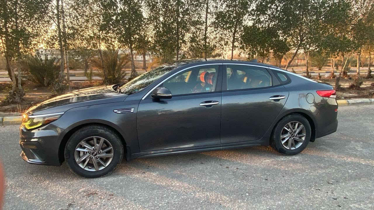 السلام عليكم… 
اوبتيما 20 وارد امريكي ضربة خفيفة گدامك مبدل مدگر وبنبد المفروض مايتبدلن بس هذا شغلهم وصبغ نص بالمدگر الثاني اثر شخوط زغير السيارة مكينة مفتوحة ومعلاية گازگيت… 
السيارة رادار قيادة اشارة تحذير بالمري داخل كلش نظيف مغلف كشنات كلشي شغال بيها ماشية 47 ميل لاتنقيص لاتبخير وگشرة لون واحد تخبل السعر 126$رقم بصره  باسمي العنوان ابو صخير *********** البصرة, العراق
