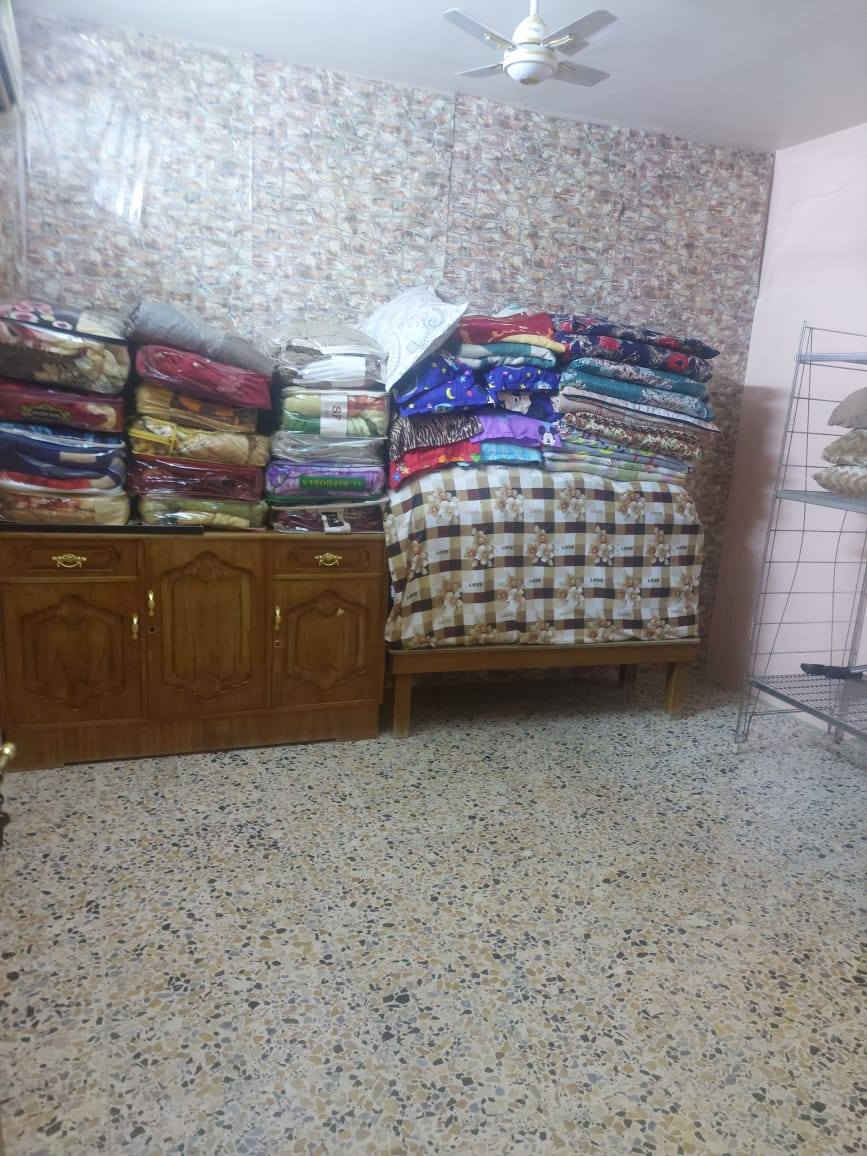 مكلف بالنشر 
السلام عليكم مشتمل للبيع ركن في منطقة الشعب شارع عدن خلف متوسطة صلاح الدين نهاية شارع وصفي المضمد واقع حال ٥٠ بالسند ٤٦ واجهة ٤ نزال ١١ ونص الشارع الرئيسي عرض ١٥ والفرعي ١٠ 
مدخلين مدخل البيت الرئيسي ومدخل على الفرع المجاور وبيه كرفان مخزن في المدخل الثاني نواقص البيت كاشي فقط الطابق الأرضي صالة ومطبخ ومخزن ومنور وحمامات اثنين خارجي وداخلي وفوك غرفتين زغيرة وجبيرة وسطحين البيت بأسم بنيه ونفتح بيان ثاني يوم وبي غراض للبيع اذا احد يحب يشتري البيت والغراض مثل سبالت جداري طنين عدد ٣ وكنتوري عدد ١ كاونترات المنيوم موقع البيت صاير بنص السوكين سوك شلال وسوك الصبح السعر ١٣٥ وبي مجال قليل *********** البيت مالتنه اني مو دلال وان شاء الله يكتب الخير للجميع
