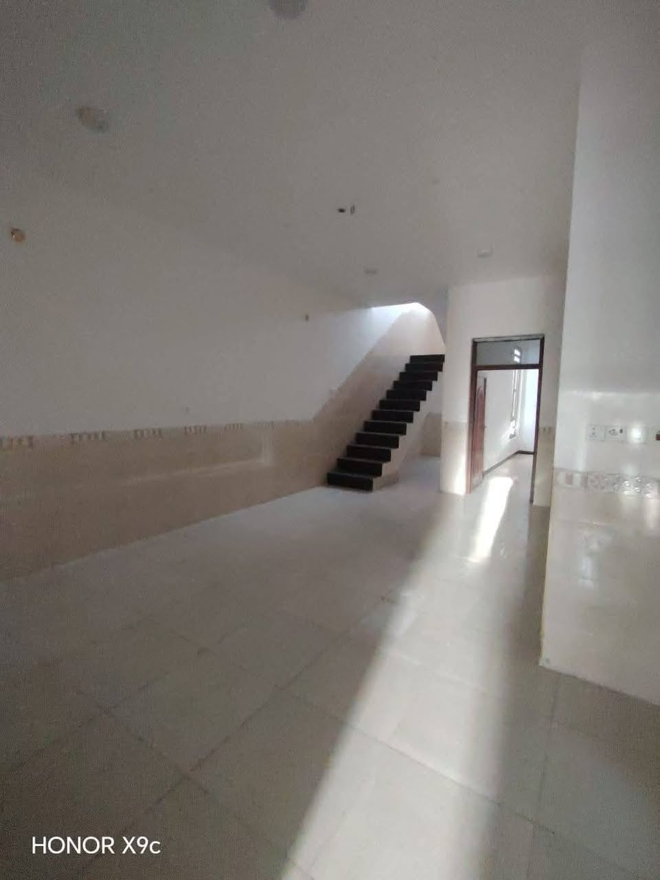 مشتمل طابقين بناء طابوق حديث ضلع منفصل وسقف منفصل للبيع المساحة ١٥٠ م الوجه ٦ ونزال المكان فلوجة حي الأمين منطقة ال ١٩ قريب على شارع أربعين السعر المطلوب بي ١٠٥ مليون وبي مجال للاستفسار خاص

محتويات الدار
الطابق الأول
طرمة وتواليت ومطبخ وديوانية ومناور عدد ٢ وغرفة نوم

الطابق الثاني
غرفتين نوم وصاله وصحيات ودرج خارجي للسطح
ارضية بورسلين


**إذا كنت صاحب هذا الإعلان وتريد حذفه لأي سبب، رجاءا أرسل رسالة إلى الدعم الفني**