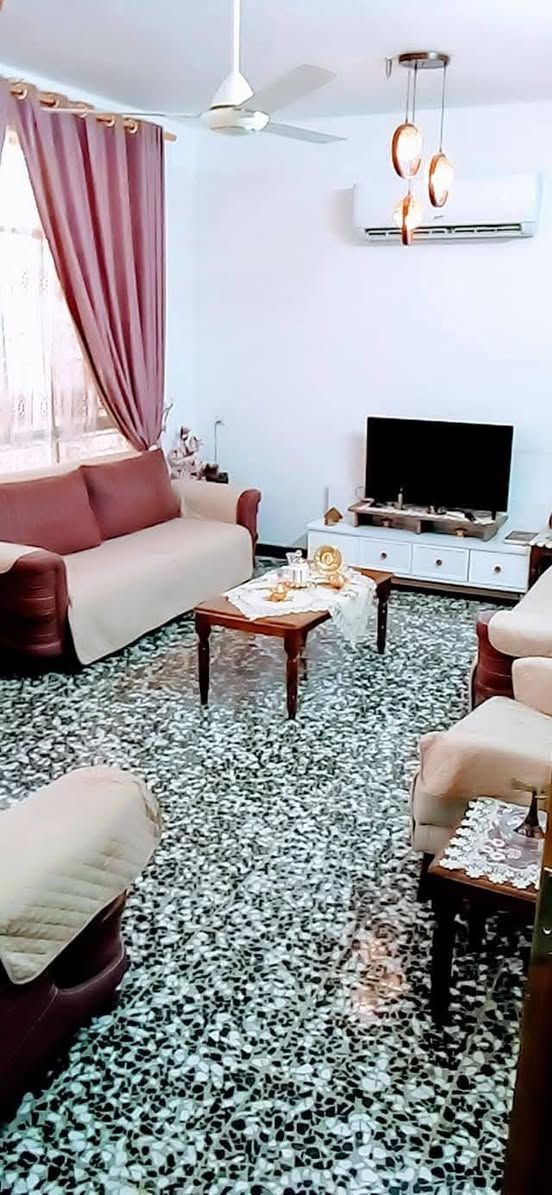 بيت للبيع المساحه 100م واجها 7و نزال 14و نص طابو زراعي صرف سند 25 طابقين بناء حديث يحتوي الطابق الاول غرفه نوم و صاله و استقبال و مطبخ حار و بارد و حمام و يحتوي الطابق الثاني على غرف نوم عدد2و حمام و صاله المكان بغداد الزعفرانيه دور الصحه الثانيه للاستفسار عن السعر الاتصال على الرقم
رقم صاحب الدار ***********
