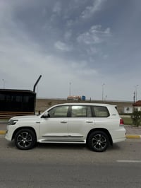 لاندكروز للبيع فول مواصفات موديل 16     8 سلندر 4600 بسمي السيارة تحوي...