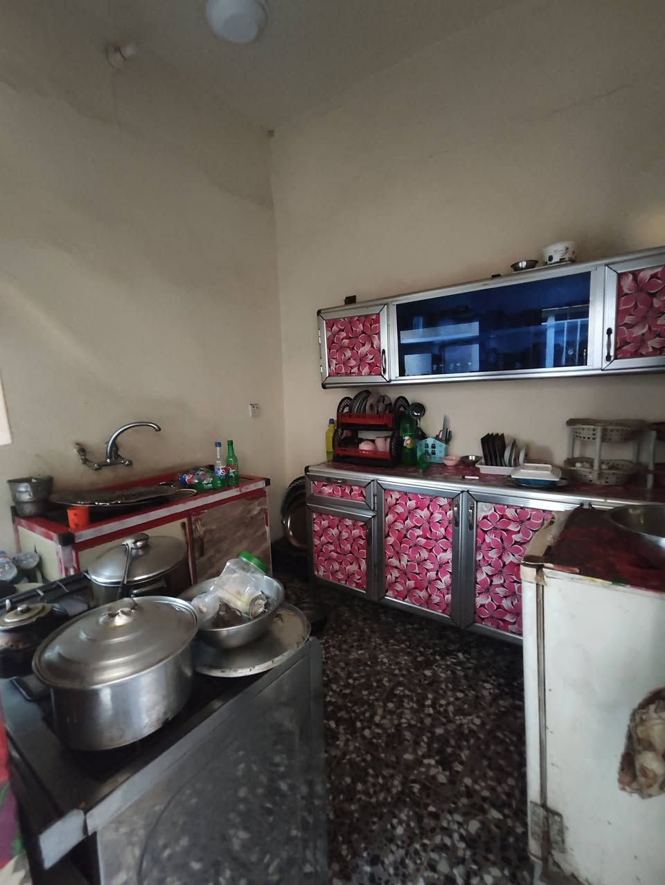 سلام عليكم
بيت للبيع مساحة 120 طابو زراعي في منطقة الدسيم يحتوي على مطبخ وديوانية وصالة وغرفة وغرفة في الطابق الثاني ومخزن و تواليت خارجي و تواليت و حمام داخلي 
المنطقة متوفر بيها الماء والكهرباء و المجاري 
والسعر عل خاص ***********واتساب
