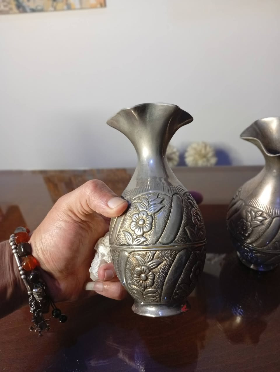 ✨ جوز فازات أنتيك فاخر ونادر ✨
الخامة: معدن ثقيل مطلي بنقوش بارزة مميزة.
التصميم: شغل بارز بزخارف نباتية وفوهة مموجة غاية في الأناقة.
الحالة: عتيقة ممتازة وبحالة الوكالة بدون أي عيوب.
📥 التواصل ومعرفة السعر على الخاص فقط.


**إذا كنت صاحب هذا الإعلان وتريد حذفه لأي سبب، رجاءا أرسل رسالة إلى الدعم الفني**