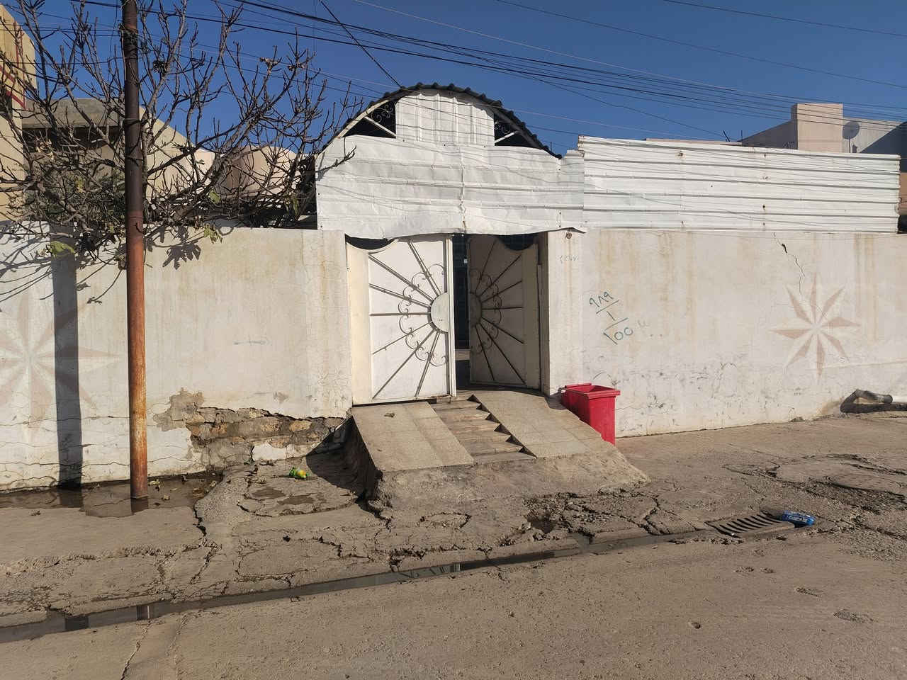 سلام عليكم اخون بيت للبيع في حي بابل المساحه 315 سند شرط تحويل البيت مكون من ثلاث غرف وستقبل ومطبخ وهول مشتملات انتصل *********** وتساب
