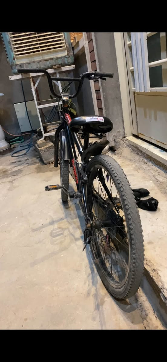السلام عليكم شبابنه الطيبه
للبيع: بايسكل d-bike ستايل BMX هجين (حالة زيرو) 🚴‍♂️🔥
المواصفات والتفاصيل:
 النظافة: البايسكل أخت الجديد، كلشي بيه شغّال ونظيف جداً، شخط واحد ما بيه وتمركزه بالعين قبل لا تشتري.
 المميزات:
 شاصي قوي ومتين.
 يحتوي على نظام دبلات (مساعدين) لراحة أكبر بالمشي وإمتصاص الصدمات.
 مزود بـ كير (سرعات) شغّال وسلس جداً بالمشي.
 الستيرن ستايل BMX مرتفع ومريح للتحكم.
 الحالة الفنية: التايرات والزنجيل والبريكات كلها بوضع ممتاز وجاهزة للاستخدام فوراً، ما يحتاج تذب عليه ولا دينار.

📌 المكان: [بغداد الدوره شارع ٦٠ نهايه ال ١٢٠]

💰 السعر: [100 ] (وبي مجال)
📞 للتواصل: راسلني على الخاص أو اتصل على الرقم واتساب : [***********]
