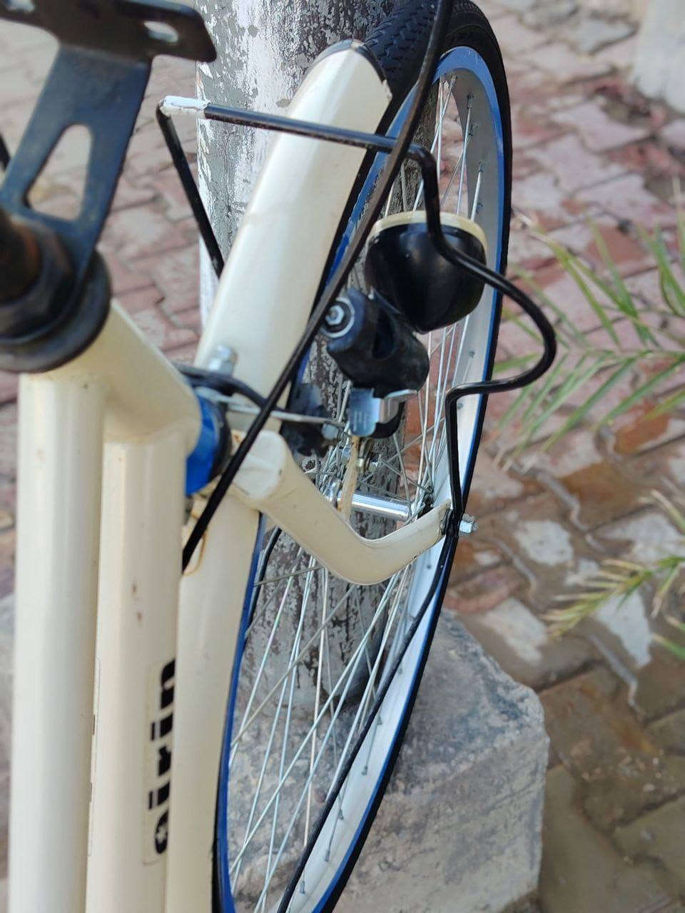 سلام عليكم بيسكل لبيع بيسكل ياباني بيسكل نضيف حاويه سياقته رزنه غراضه كامله سعر ميه واربعين اوبي مجال اتصال وتساب فقط  ***********
