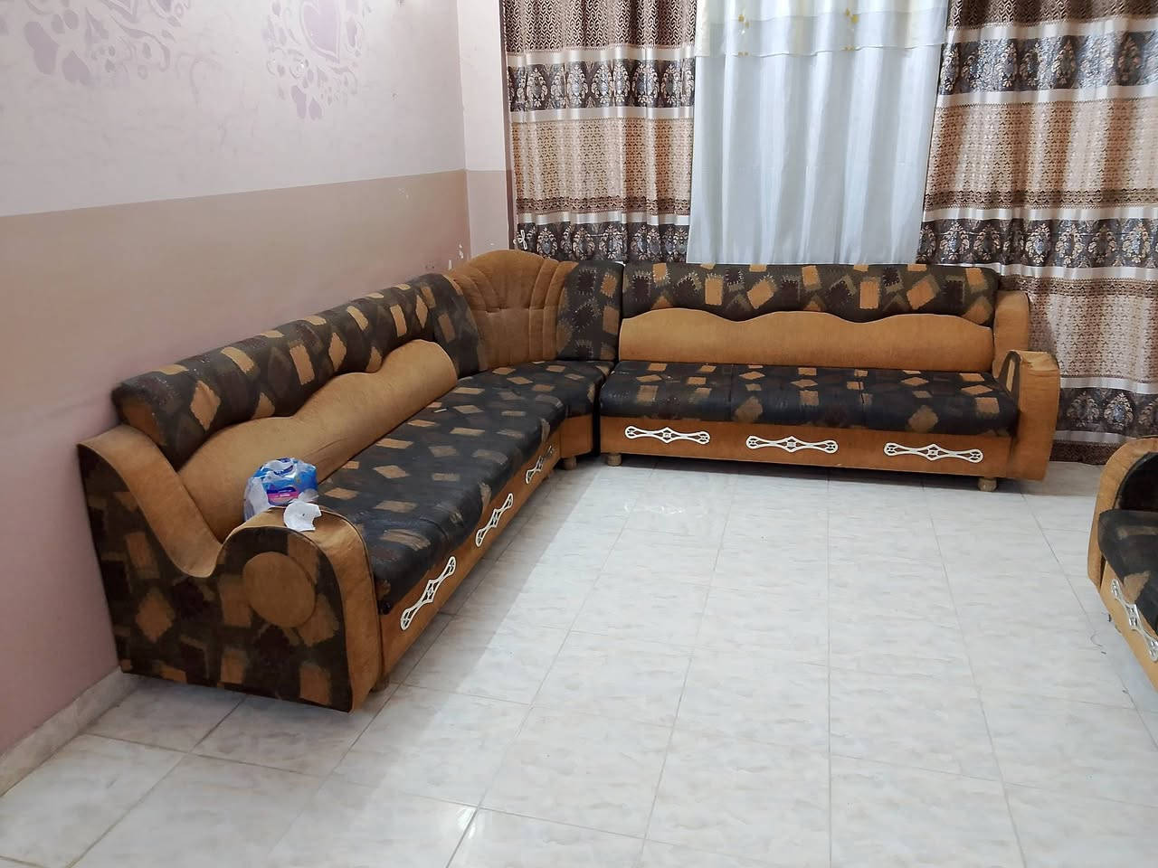 ديوان 14 متر خشب عراقي 
السعر 225 الف و بي مجال قليل 
***********
