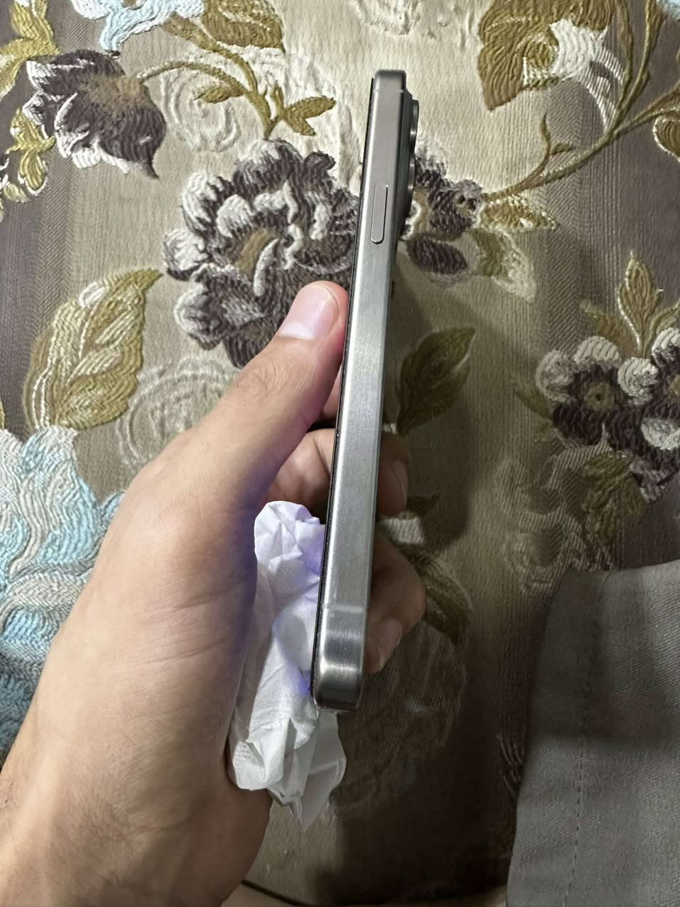 السلام عليكم 
عندي آيفون 15 برو ماكس تيتانيوم نضيف جداً استخدام شخصي حتا وصل الشراء عندي مكفول ما مفتوح ولا مصلح كارتونه موجود بطاريه 88 ذاكرته 256 الجهاز نضيف جداً السعر مليون و100 وبي مجال بسيط ***********
