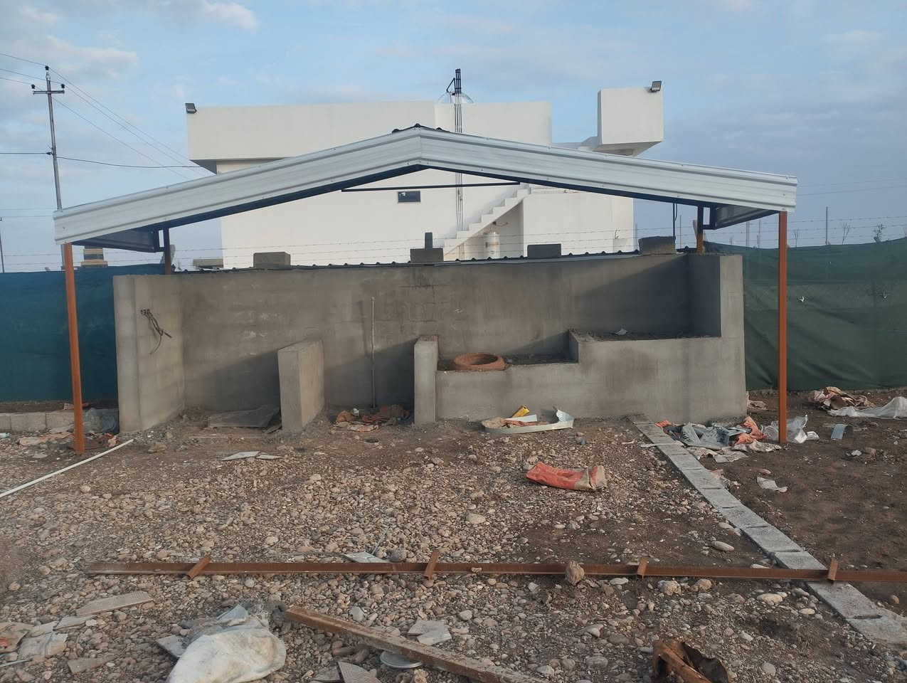 🔹 **مزرعة قید انشاء  للبيع تستلمە جاهز–     code.473
📍 **الموقع:** \[ كركوك –حسار]
📐 **المساحة:** 1250 متر 
💰 **السعر مناسب جدا
**المواصفات:**
✅ بيت  بتصميم مميز  
✅ حديقة 
✅  ماء دائم و مسبح
✅ كهرباء وطنية 
✅ كراج سيارات واسع (يتسع لأكثر من سيارة)
✅ مكان مخصص للشواء (شوّاية خارجية)
✅ سور خارجي + بوابة رئيسیة
📞 **للاستفسار والتواصل:**
\[***********-***********]
