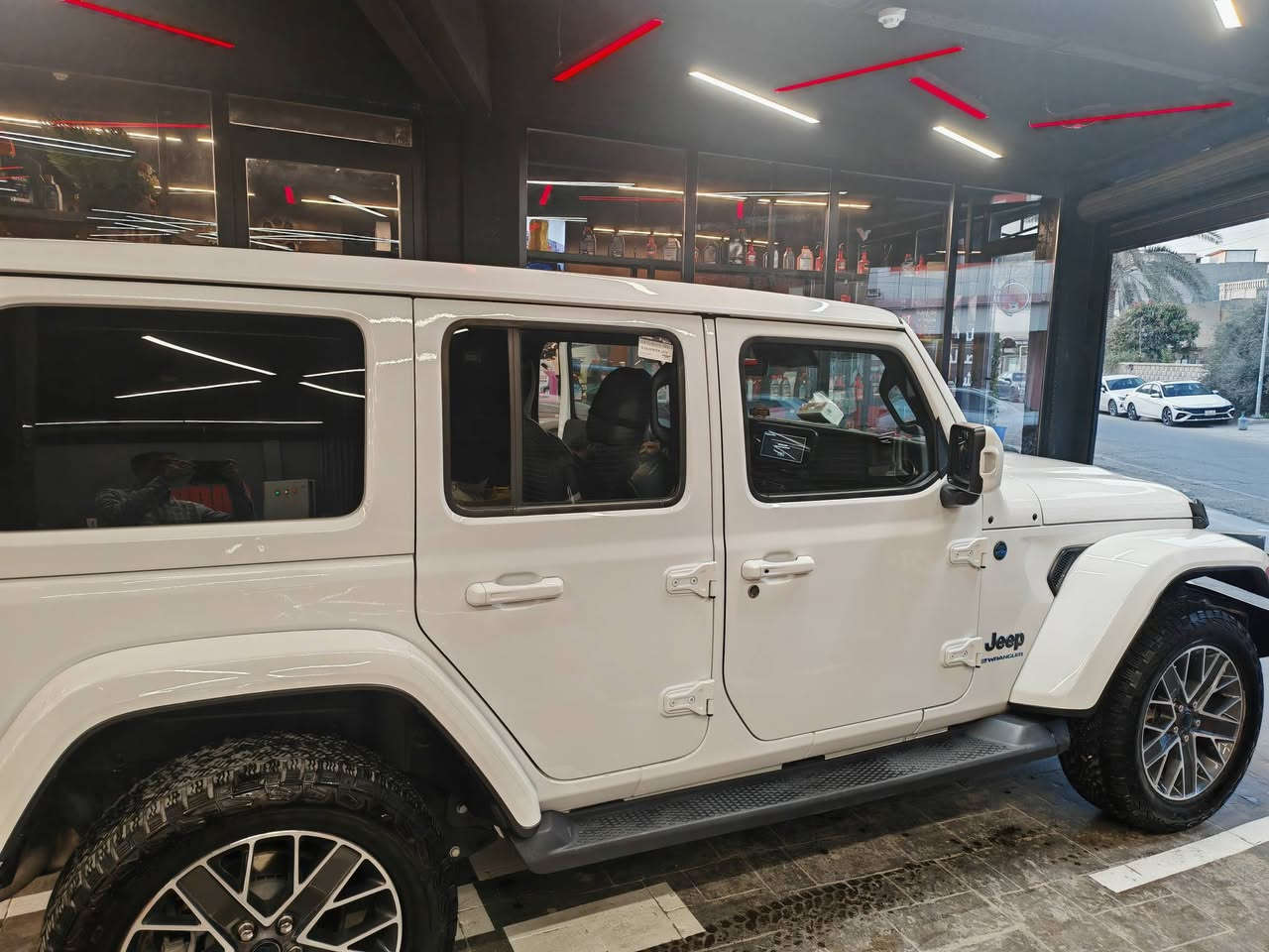 السلام وعليكم 
للبيع 
حيب رانكلر موديل ٢٠٢٤ 4xe
محرك 4 سلندر ثلاث انظمة قيادة 
السيارة طيارة 375 حصان

ماشيه 32 الف كيلوا 
السيارة بحالة الوكالة جديدة كلش 
فول الفول للأخير سوميت اعلى فئه 
كشنات جلد رصاصي
كشنات كهرباء 
كشنات تدفئه
سترين تدفئه
كاميرا اماميه
زراك كاميرا 
كاميرا خلفيه
مرايه وسطيه اوتودم 
رادار حانبي 
رادار خلفي 
رادار امامي
سياقة ذاتيه 
بريك طوارئ تلقائي
كشافات اماميه 
ليد كل الانارة اللي بالسيارة 
ايرباك عدد ٦ 
نظام صوت Alpine 
امبليفاير بالجنطة بيها صوت كلش قوي 
شاشة كبيرة بيها كل اعدادات السيارة 
بيها نظام Alexa 
السقف سلايد كهرباء 
السيارة فول للاخير وقليل تجي هيج مواصفات 
كلش جديده بعدها بحالة الوكالة حادثها كلش خفيف بدون ايرباك بدون دواخل 
ومرفق صور الحادث
رقم بغداد بأسمي
هزه جديده شهر ال12 /2025

مكاني السيارة بغداد/اليرموك 
سعر السيارة 35.000$$ الف دولار ‼️‼️
هذا رقم تليفوني

*********** اتصال وبي واتس اب
