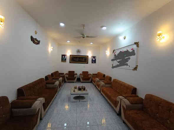 🏡 بيت للبيع – موقع مميز جداً على الشارع العام مباشرة

🔹 نوع العقار: بيت فول بناء حديث
🔹 سنة البناء: 2021
🔹 المساحة: 312 متر
🔹 الواجهة: 13 متر
🔹 النزال: 24 متر
🔹 السند: بستنه
🔹 الموقع: قرب سيطرة 60 – موقع ممتاز جداً على الشارع العام مباشرة
🔹 الإطلالـة: بستانة جميلة ومساحة واسعة

⸻

🏠 مكونات العقار:
 • كراج سيارة
 • استقبال
 • صالة واسعة
 • مطبخ
 • غرفتان نوم
 • خدمات صحية داخلية وخارجية (وانتو بكرامة)
 • بناء حديث وتشطيب راقي

⸻

⭐ مميزات إضافية:
 • موقع استراتيجي
 • واجهة كبيرة
 • بناء جديد
 • مناسب للسكن أو الاستثمار

⸻

📞 للاستفسار والتواصل:

اتصل الآن:
***********📱 ***********
مكتب علاء التميمي للعقار
بداية شارع العلوه
⸻
