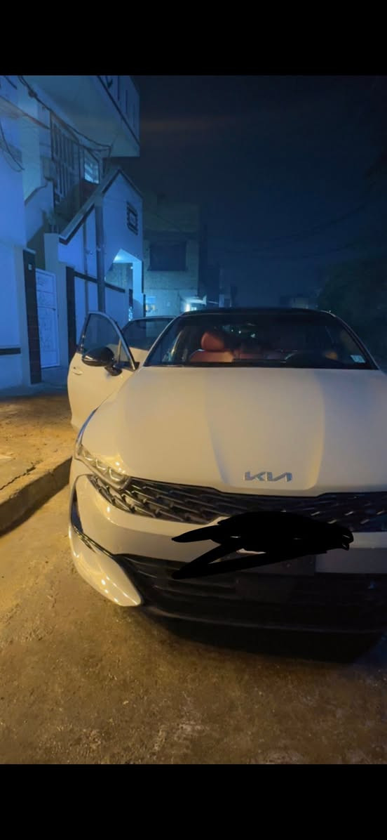 كيا k5
موديل 2023 
وارد امريكي ضرر بسيط 
مواصفات جيتي لاين 
كراسي جلد 
كراسي كهرباء 
بصمة تشغيل عن بعد 
بنوراما 
لو اسمنتي 
حادثه من امريكا طرف الجنطه 
وصارت بيه طخه بسيطه هنا بالعراق 
سيارة بسمي تحويل ثاني يوم 
محرك 1600 تيربو 
***********
