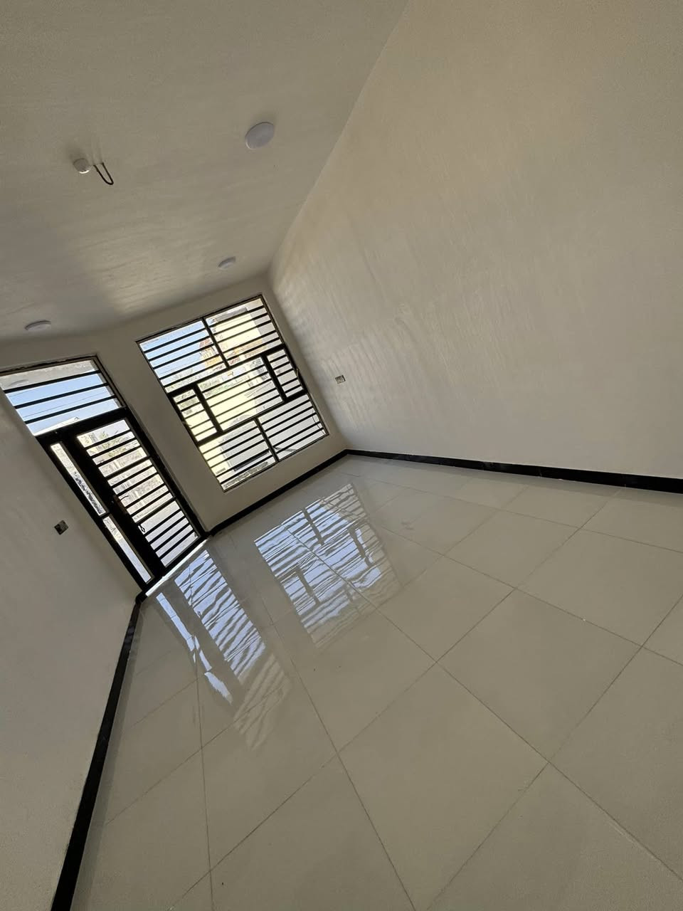 سلام عليكم 
بيت للبيع مساحه 200م
المكان الخماس قرب جامع عتبه شارع ابو ساره ابو الانشائيه يبعد عن الشارع 50 م
يتكون البيت من غرفتين نوم واستقبال ومطبخ ومناور عدد 2وحمامات عدد 2وحديقه 
شغل الماء والكهرباء كله ضمان بناء فول 
علمآ ان البيت اليوم اكتمل 
***********
***********
