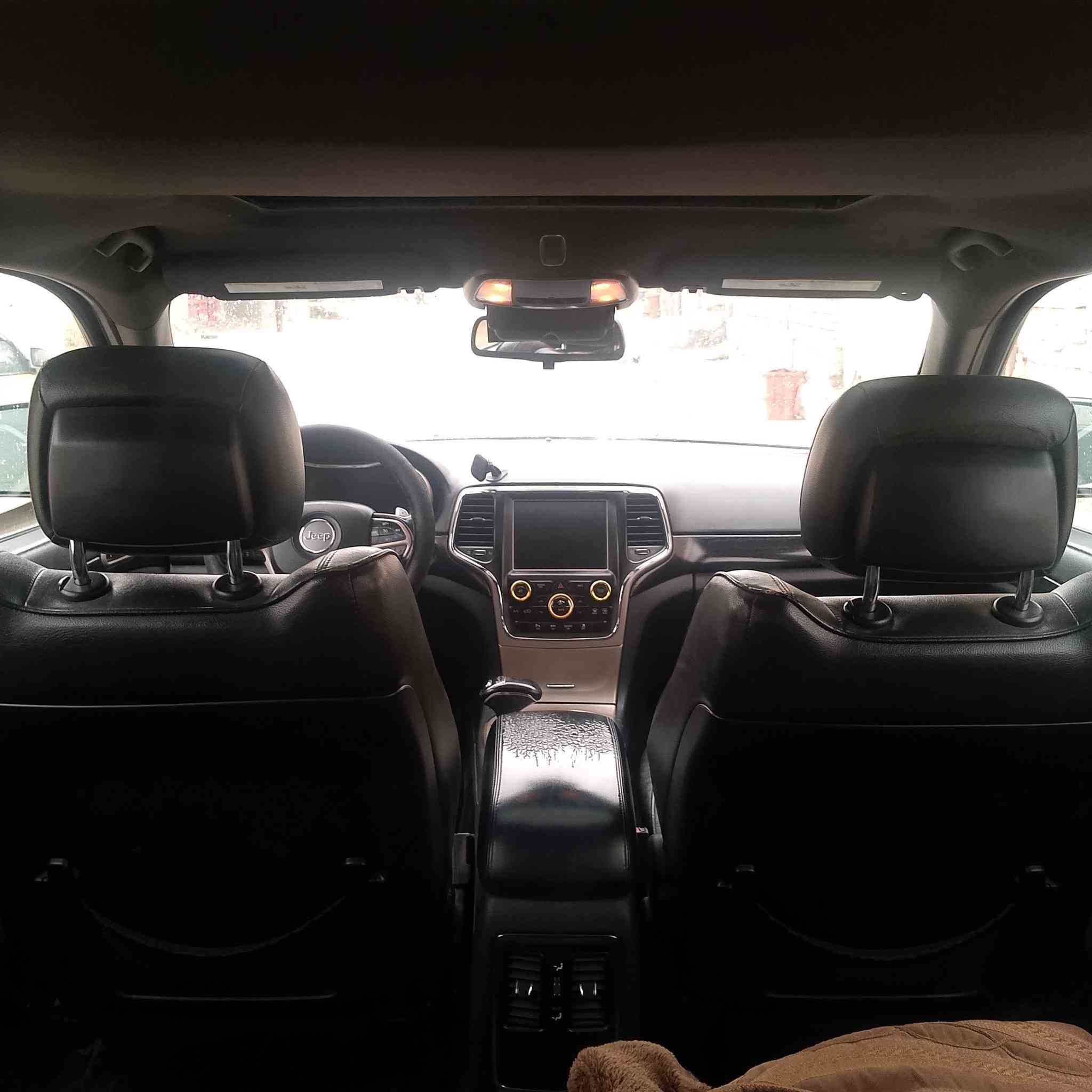 سلام عليكم سياره جيب شاروكي موديل 2014 السيارة فول الفول واحد على واحد مكينه 3600 فتحه كشنات جلد شاشه تبريد تتفأه كله شغاله والسياره مال جناي والسياره مداور ثاني يوم السيارة بيه جاملغ وبنيد تبديل و الباقي مكفول كفاله عامه السعر 180وبيه مجال للطيبين بكان السيارة ناصريه غراف ***********
