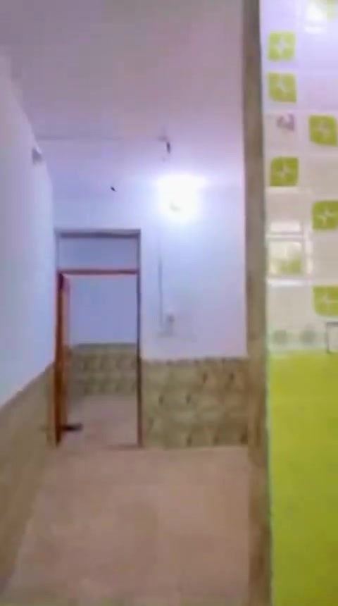 السلام عليكم
بيت مساحته 40 م 
4م عرض* 10 م نزال 
يتكون من مطبخ و صاله وغرفه و صحيات ومكشوفه وفوك غرفه و سطح مكانه حي الوفاء شارع 15 م على ساحه قريب جداً على شارع الصب بفرع ورشة بغداد 
للاستفسار ***********
اتصال او واتساب
