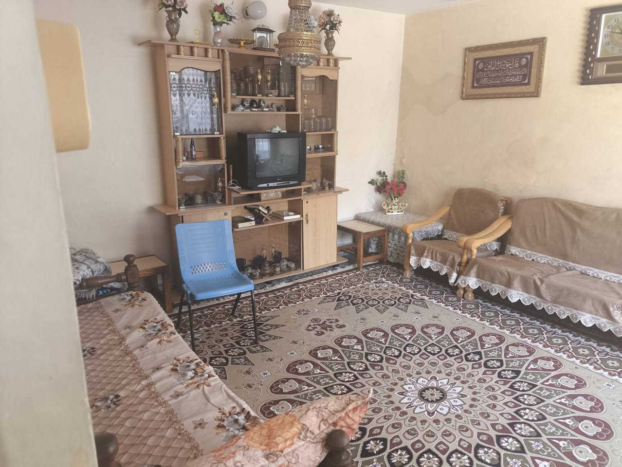 السلام عليكم بيت 200 متر للبيع الواجهه ١٠النزال و النزال 20متر الطابق الاول يحتوي على استقبال و هول و غرفة و مطبخ و حمام و تواليت الطابق الثاني يحتوي على ثلاثة غرف نوم و يحتوي على سطحين السطح الاول يوجد حمام معزول للاستفسار الاتصال على الرقم ***********
العنوان شارع الصيدلية النظامية قرب المنتزه الثاني
