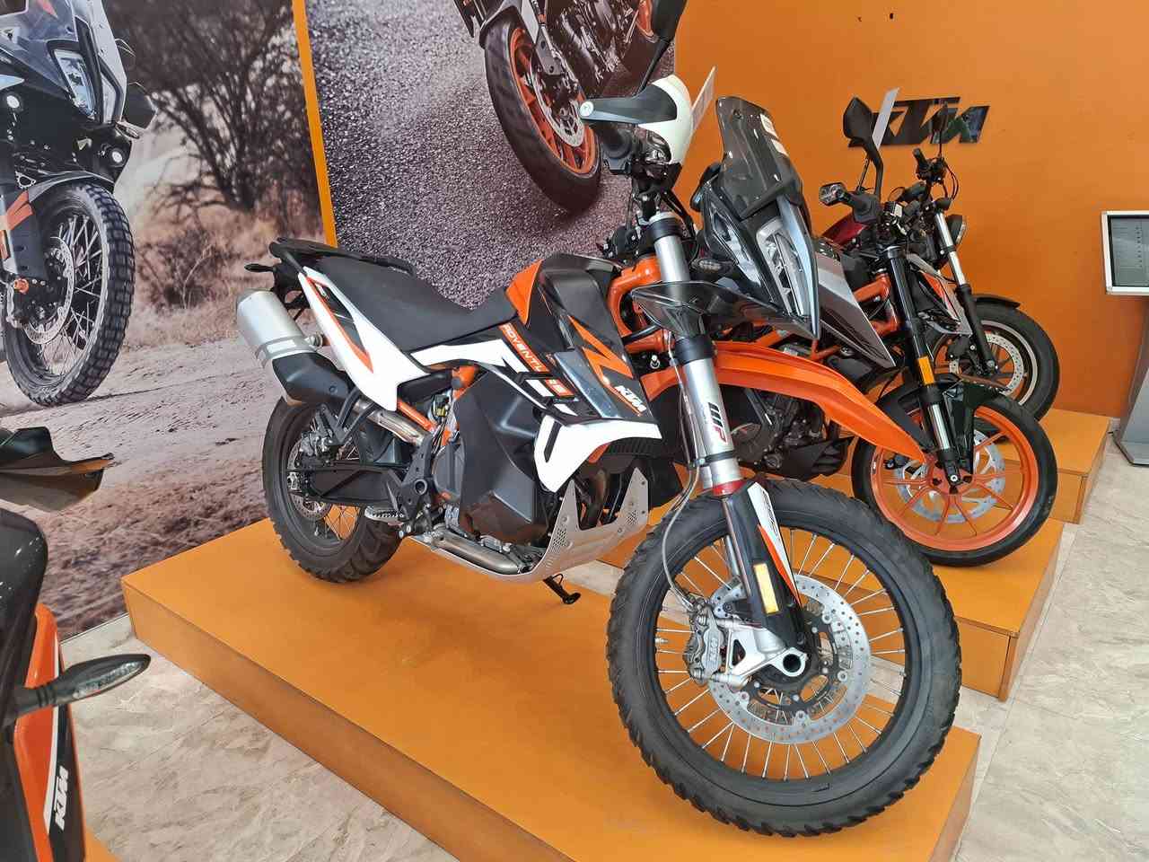 سلام عليكم الوحش النمساوي KTM890cc
اخر قطعه متوفره في الشركه عليها خصم قوي جدآ ومغري لعشاق الترحال لا ضيع الفرصه 
الاتصال على الأرقام تاليه 
***********
***********
#عجله الخليج
