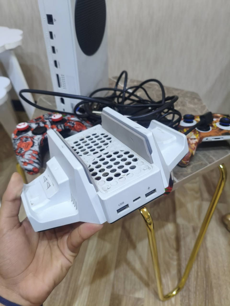 السلام عليكم اكس بوكس سيريس 
الجهاز جديد استخدام قليل
ملحقاته جوستك 3اصليه وحده تجاريه
زائد مبرد اكس بوكس سيريس 
زائد هارد خارجي 256
زائد بطاريات جديده 3اصليه
زائد شتراك كيم باس شهرين 
زائد لعبه مشتريها 25دولار دائميه باتل فيلس
وملحقاته كاملا كلها
سعر 375وبي مجال 
للتصال علا الرقم ***********
مكاني تكريت شارع الاحتفالات
