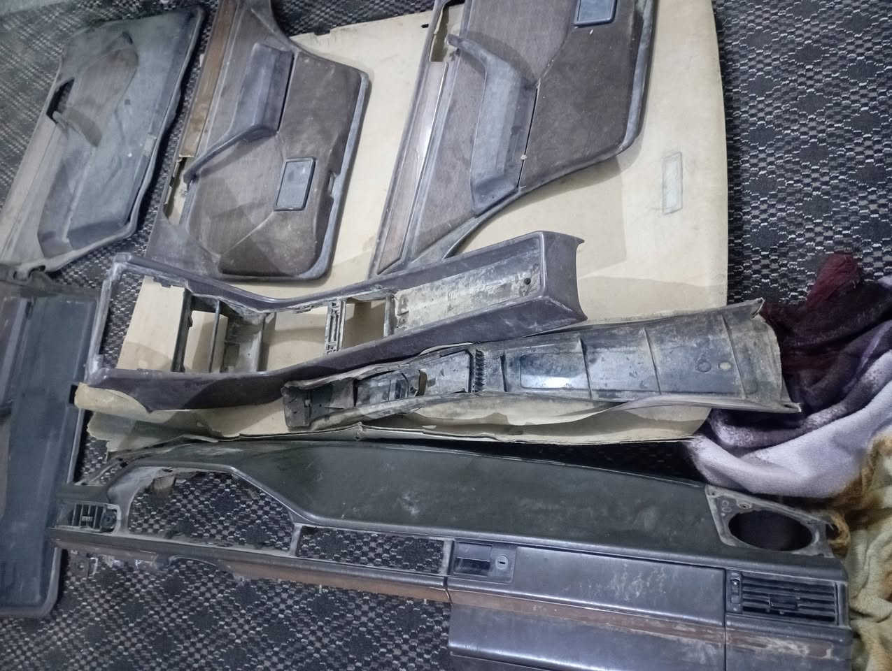 سلام عليكم للبيع غرفه مارسيدس دب كامله هيه وكشناتهه ودشبول  الاستفسار *********** سعر ورقتين وبيهه مجال مكان كربلاء
