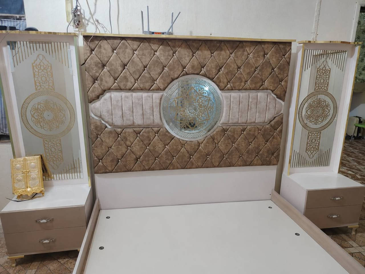 غرفه نوم تركيه للبيع وياه بعد تخته وزاويه ما صورته مكاني بصره دور الشرطه  قيم سعره بالي يرضي الله واتصل واتساب 
***********
