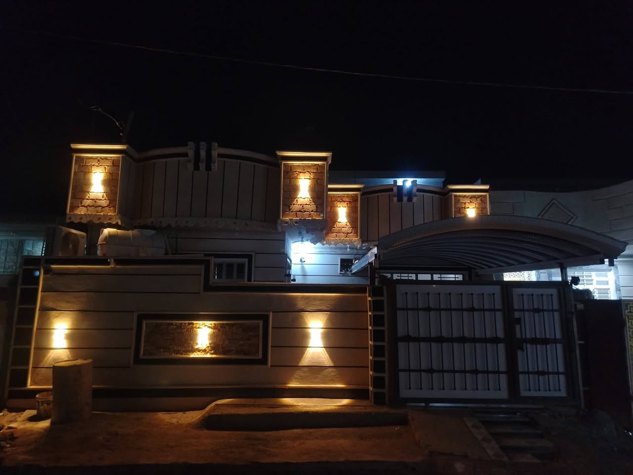 السلام عليكم بيت مساحه 200 متر زراعي طابو سند 25 في حي الزهراء في شارع معمل الثلج فول كامل من كلشي بناء 2023 يعني حديث ***********
