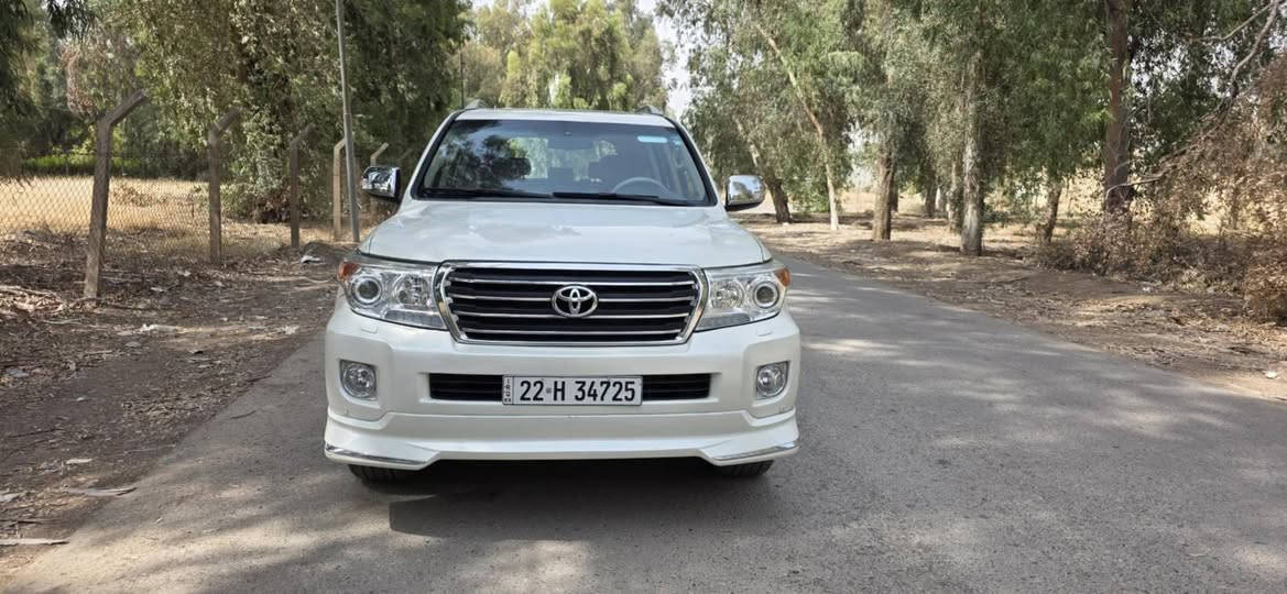 لاندکروزەر 2015 GXR فول مواسەفات 6پستن بۆیاخ عام  پاش و پێشی  هیچی نیە بەلایەکی دا،وەرگەڕاوە هەموو شتی نوێیە نیو سەقفی بۆیاخە نرخی 324وەرەقە ..هەولێر ***********  
لاند کروزەر 2015GXR فول ستة سلندر  سلاید مصبغ عام مكوبة بجم و خلفی كبس كلشی جدید سعرها 324ورقة ...اربیل *********** أربيل, العراق
