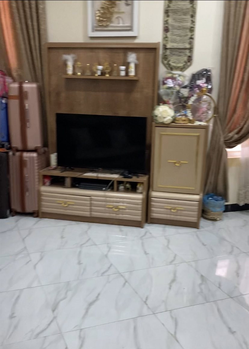 من رخصة الادمن ، مرحبا اللي مهتم يدخل خاص او يتواصل على التلي @zahraali_27 ، غرفة تُركية مكونه من ٩ قطع الكنتور
 مثل متشوفون ضخم مكون من ٨ ابواب 
السرير واسع وكبير وجواه اكو مخزن كلش عملي ومفيد تخزنين بي اغراض 
ميز مراية كبير وحلو مرتب وعلى حواف المرايا اكو اضويه 
جزامة احذية
ميز تلفاز كبير وحلو 
وزاوية لطيفة
كومدي عدد ٢ كبير 
وشازلـِونه 
سعرها ٢،٥٠٠،٠٠٠


**إذا كنت صاحب هذا الإعلان وتريد حذفه لأي سبب، رجاءا أرسل رسالة إلى الدعم الفني**