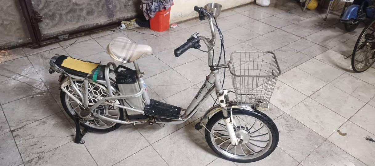 دراجه شحن🔋⚡
بطاريه ليثيوم 
ملف500w
لايت زنون👍
هورن👍
تاير خلفي جوبلس 👍
تاير أمامي جوب👍
بريك أمامي👍
السعر 300الف وبيها مجال
الرقم***********واتساب فقط
