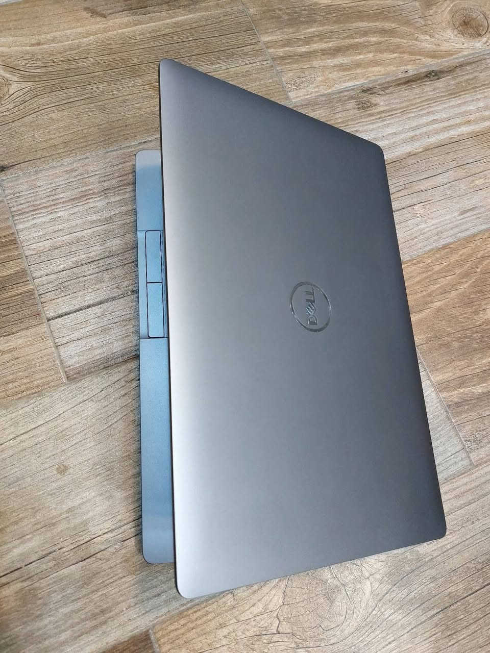 #موديل مميز جدا DELl 5510 Ci5 جيل عاشر سريع وشاشة حجم كبير 15.6 مناسب للدراسة والبرامج المكتبية والطباعة والتصفح السعر(  380 الف دينار  
……………………
✓ المعالج Core i5-10310U 
✓ ذاكرة الوصول العشوائي (الرام) 8GB 
✓ التخزين( الهارد) SSD 256GB 
✓ مقاس شاشة 15.6" انج دقة عالية 
✓ منفذ HDMI & TYPE C 
✓ كيبورد  عربي انكليزي ضوئي 
نظافة 💯 
………………


**إذا كنت صاحب هذا الإعلان وتريد حذفه لأي سبب، رجاءا أرسل رسالة إلى الدعم الفني**