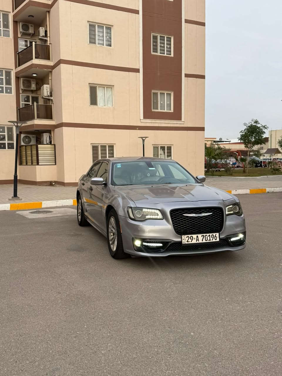 كرايسلر c300
موديل 2016اصل
لون سلفري رصاصي 
6 اسلندر تو ويل 
رقم انكليزي بسمي تحويل ثاني يوم 
بعده الهزه مامنتهيه 
يعني الي يشتري يحول بدون هزه مباشر 
مكينة كير كفاله جدد 
تبريد تدفئه كشنات و هيتر استيرن
مرايات قلاب و بنوراما 
فول مواصفات 
برده خلفيه 
وهواي مواصفات 
كشنات وبطاين اوف وايت 
ارضيه مدوشه جلد 
ادامه كامله 
والسياره مرتبه 
السياره حادث جاملق وبنيد وبيه ضربه بالجاملق الخلفي وبيه اماكن صبغ
السعر 170 وبيه مجال 
مكان السياره البصرة
***********
