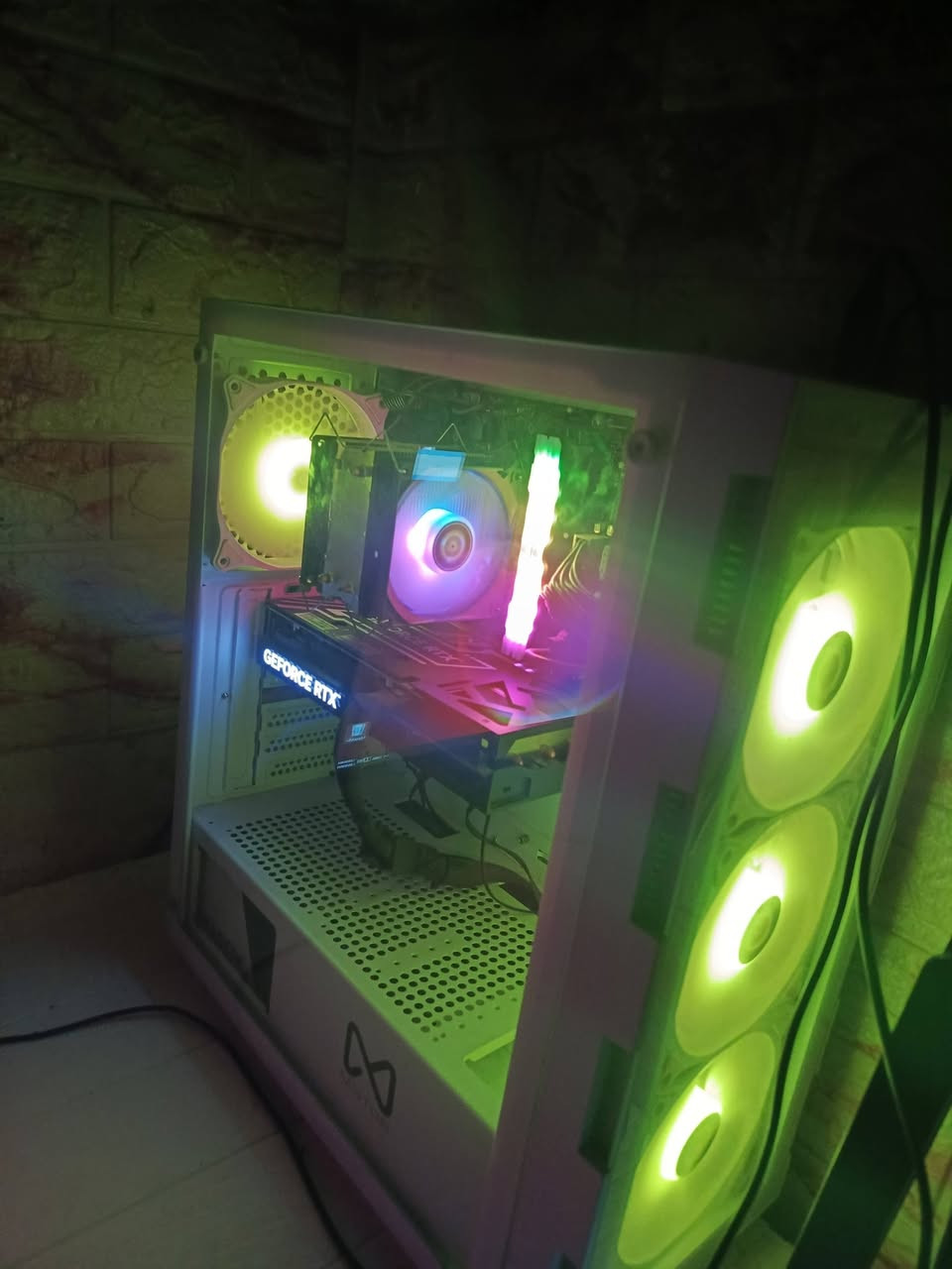 سيت اب
مواصفات الكيس : 

GALAX RTX 4070 SUPER 12GB 

i5  14400f 

Lexar 1tb m.2 gen 3 

650W POWER SUPPLY 

Ram  16gb  ddr4 3200mhz , 8*2

Msi pro h610m

مع شاشة حجم 24 , 165hz  , 1ms 
ماوس attack shark  3395 
كيبورد گيمنك + سماعة كيمنك hp + ماوس باد 

السعر : قيم


**إذا كنت صاحب هذا الإعلان وتريد حذفه لأي سبب، رجاءا أرسل رسالة إلى الدعم الفني**