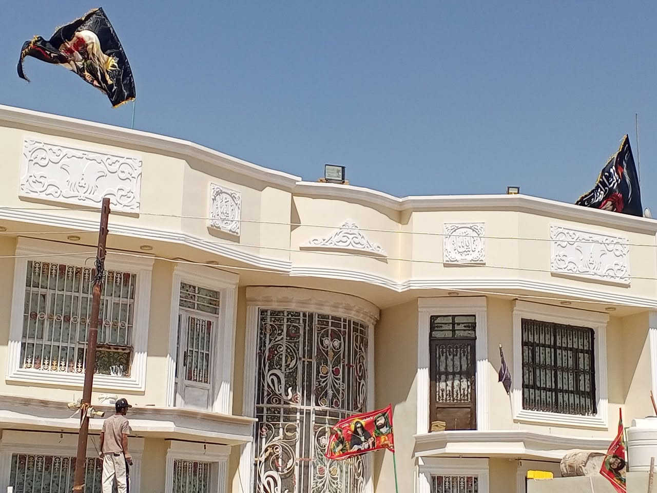 السلام عليكم اني صباغ ديكورات داخل وخارج واجهات فوم وصبغ كرسته وعمل شغل درجه اولى واسعار مناسبه والتزام بل عمل شغل درجه اولى اتصل وبخدمتك ***********
