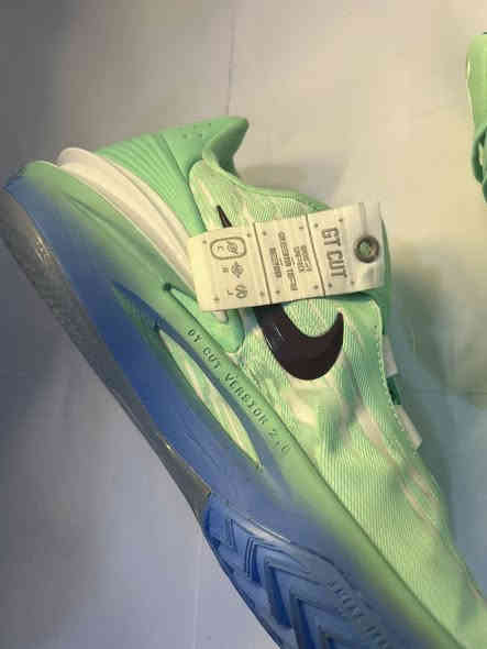 Nike zoom gt 2.0 اصلي جديد غير مستخدم قياس 44(28cm) بدون كارتونه كامل الختومات صنع فيتنام باركود شغال دبان مختوم بالرقم التسلسلي الحذاء قالبه رياضي يلبس 44 و 43 باريحيه، السعر 45 الف دينار للتواصل خاص او واتساب ***********
