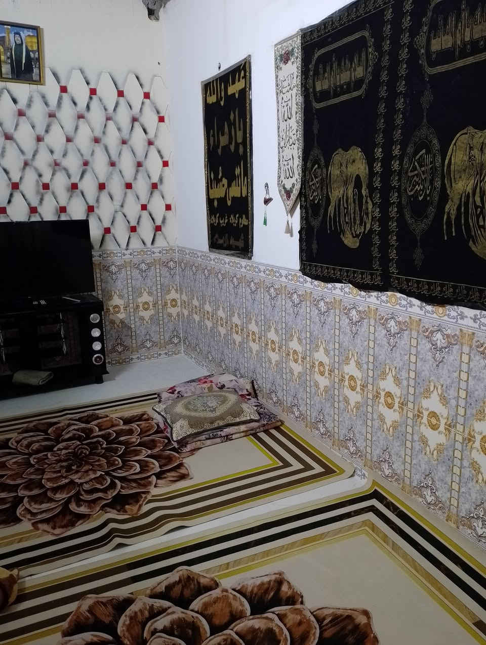 يوجد بيت زراعي مساحة 100 متر يشتمل على غرفة واحدة وديوانية وهول وحمام خارجي وداخلي طابق واحد فقط هاتف ***********
