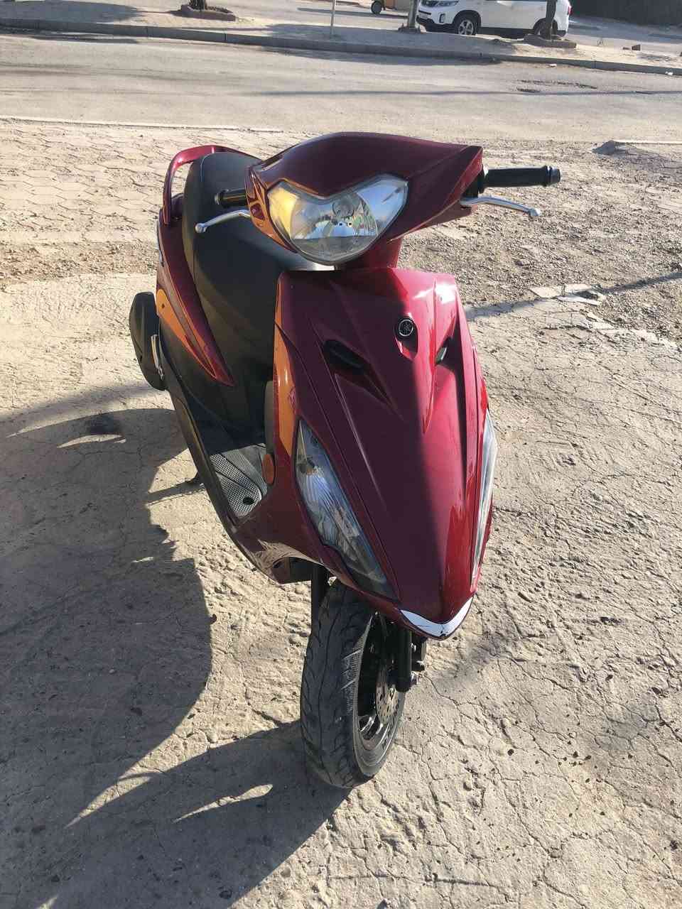 السلام عليكم دراجة للبيع اكزز Z (140)ياباني قبق نفخ ستان كهربائي  سكليتر خطين الدراجة مكينتها ناعمة لا نضوح ولا تبخير ولا طسه كل كهربائياتها شغالة السعر (1150 ) وبيها مجال بكاني غزالية (***********)
